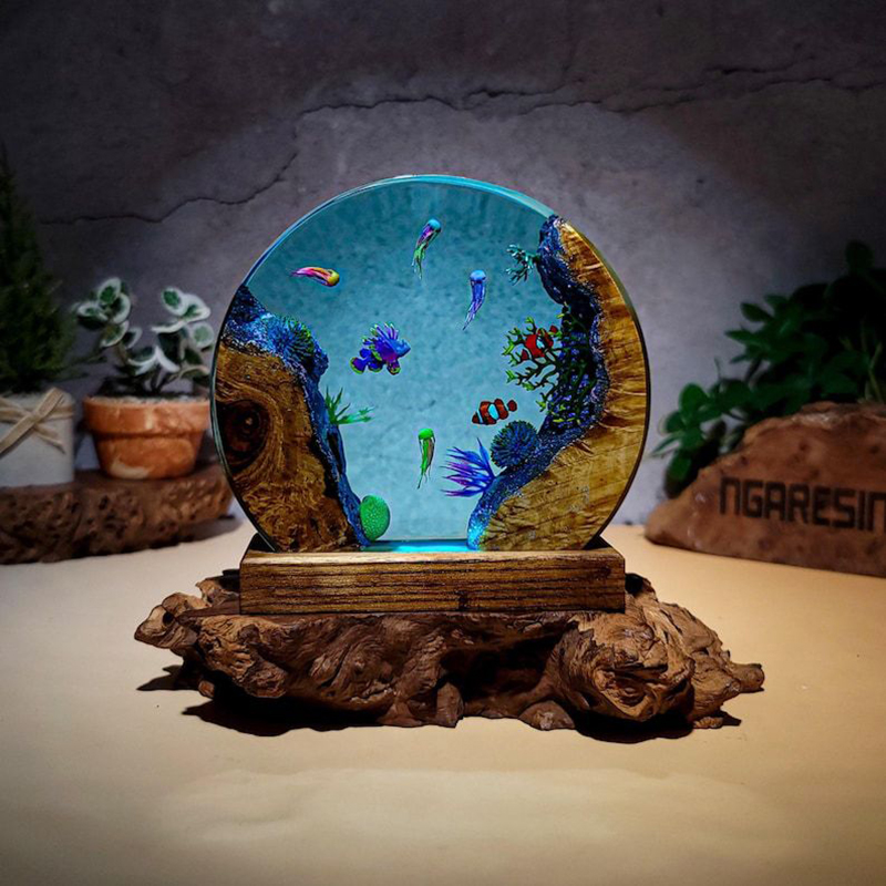 Aquarium Fish In - مصباح طاولة من الراتنج بتصميم حيوانات